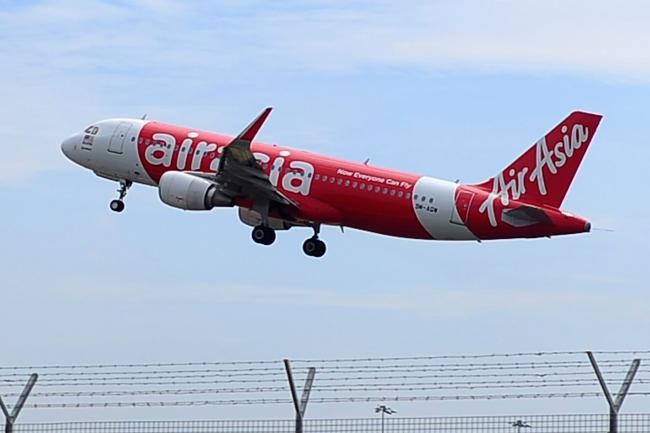 Desaparece avión con 162 pasajeros; suspenden búsqueda