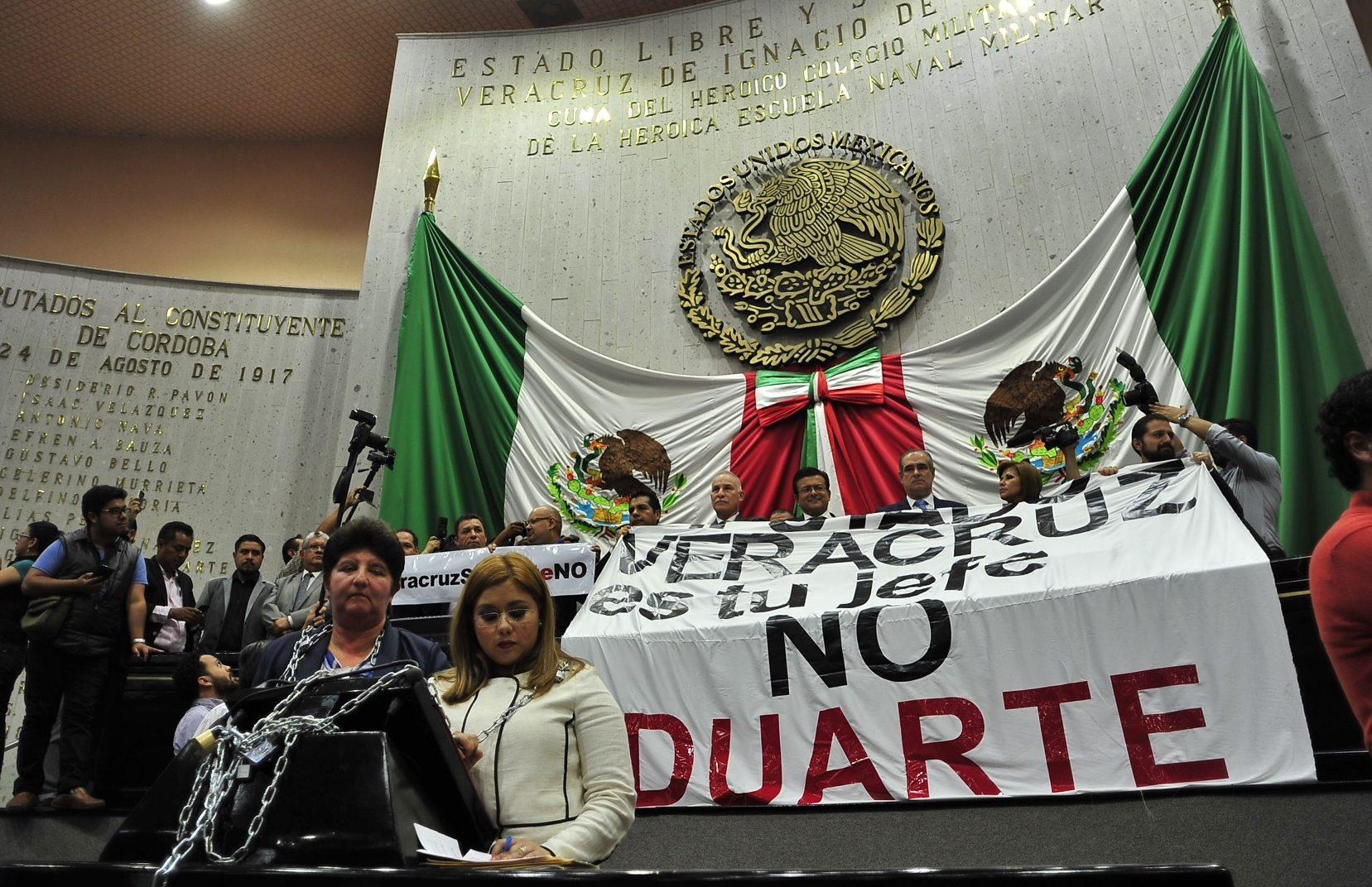 Congreso de Veracruz aprueba basificar a burócratas pese a toma de tribuna