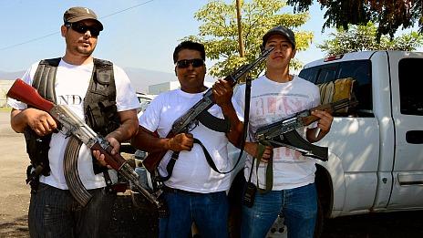 ¿Repiten las autodefensas de México los errores de las colombianas?