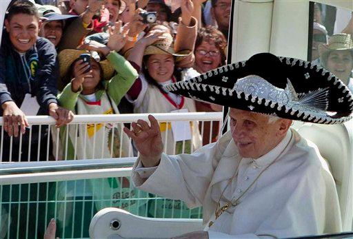 Papa llama a no dejarse amedrentar por el mal al despedirse de México