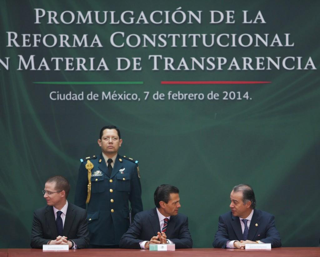 Promete Peña “gestión abierta” al promulgar Reforma de Transparencia