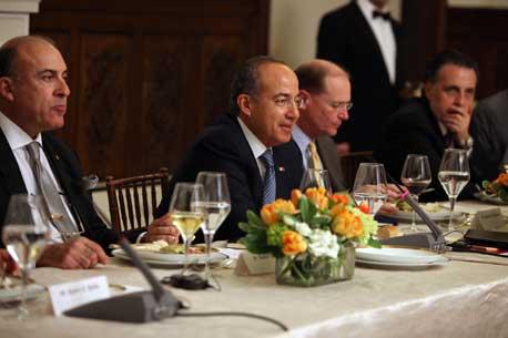 Calderón promueve a México con inversionistas de EU