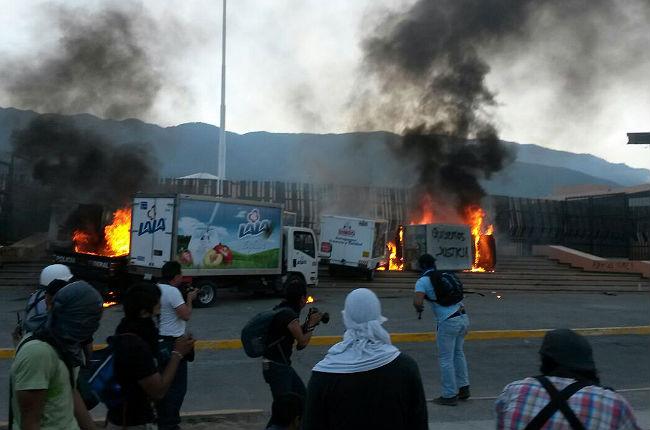 Normalistas queman vehículos frente a palacio de Gobierno de Guerrero