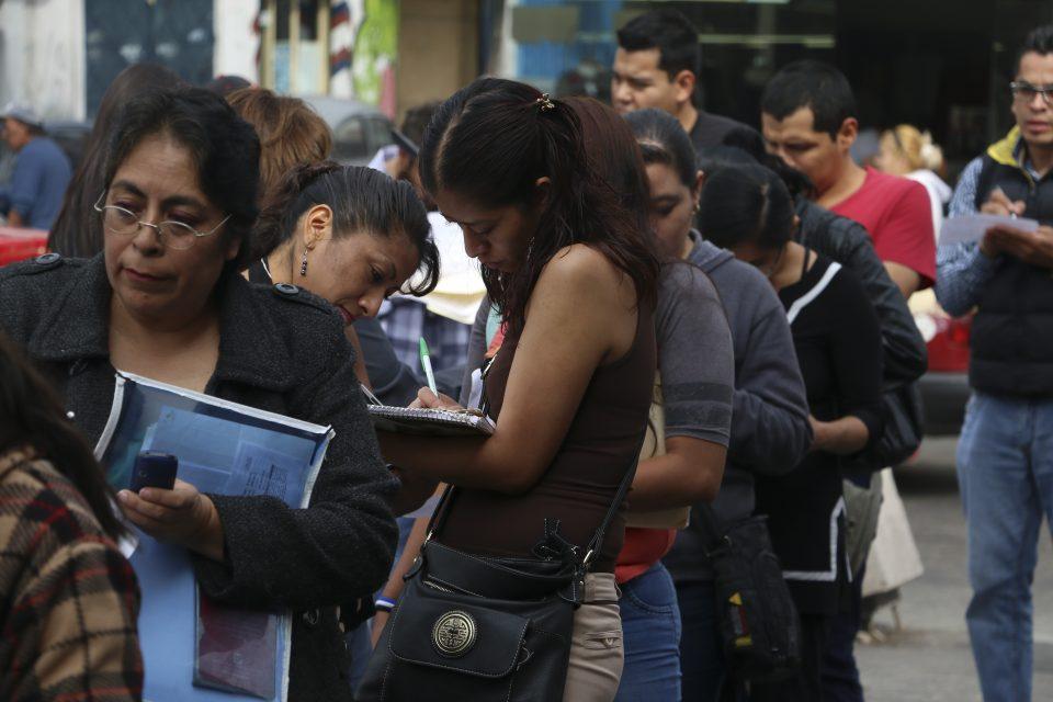 Se crean empleos, pero la mitad de los mexicanos está en la informalidad: Semáforo Económico