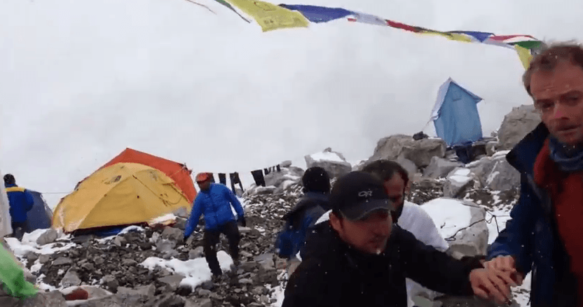 El momento de la avalancha en el Everest tras el terremoto en Nepal