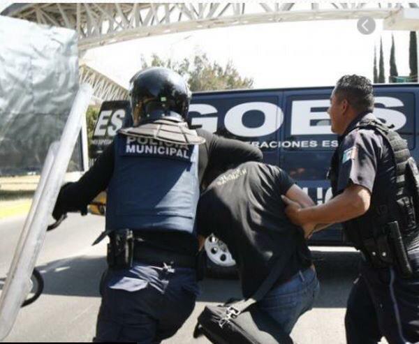 Golpes y detenciones con violencia durante protesta por la visita de Peña a Puebla