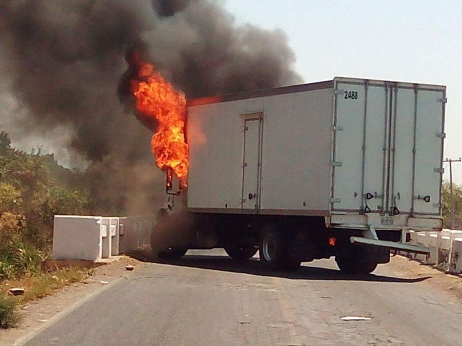 Operativo en Apatzingán: 12 detenidos, bloqueos carreteros y vehículos incendiados