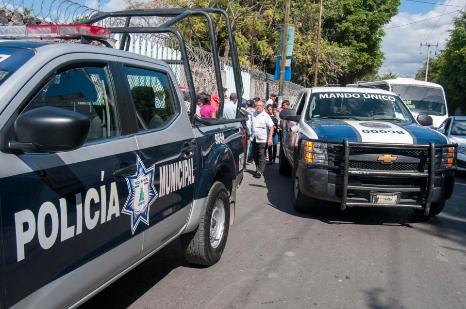 Policías del Mando Único en Morelos usan una patrulla para sesión de fotos con una mujer semidesnuda