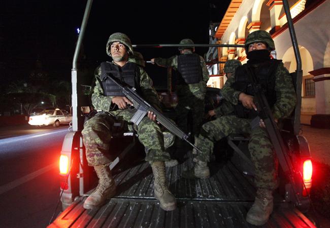 Confirma Gobierno 3 muertos por choque entre militares y autodefensas en Michoacán