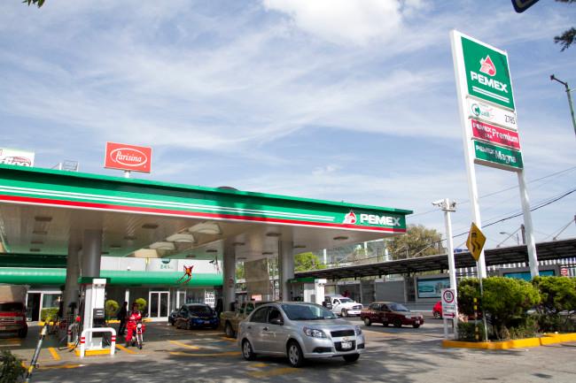 Mexicanos esperan más aumentos en el precio de la gasolina en 2015: Parametría