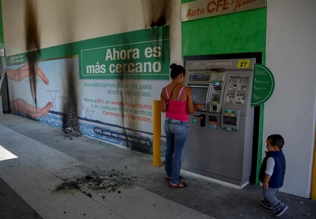 Incendian gasolineras y 18 instalaciones de la CFE en Michoacán