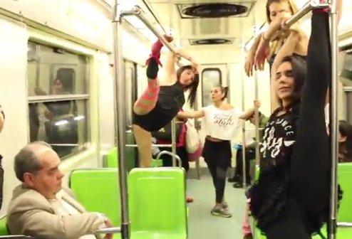 Hacen pole dance ¡en el metro!