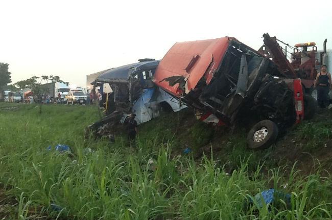 Suman 3 muertos y 14 heridos por nuevo accidente de autobuses en Veracruz