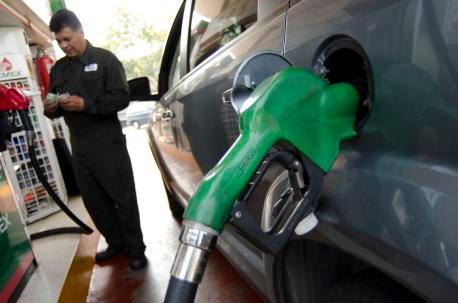 El sábado se aplicará el octavo aumento en la gasolina