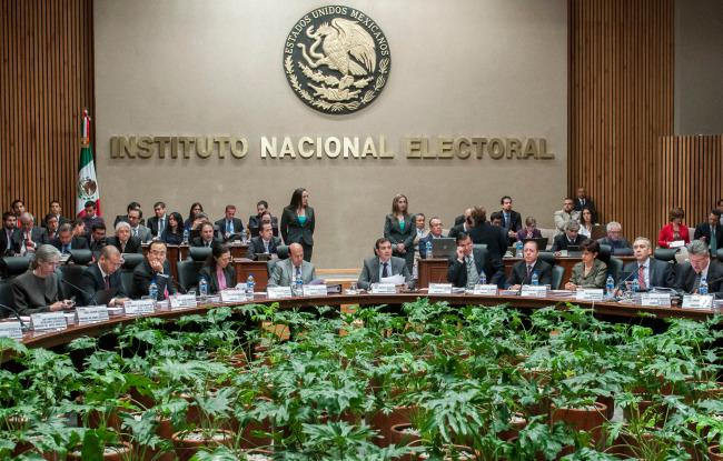 INE aprueba periodo de precampañas para 2015