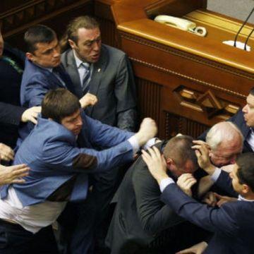 Nacionalistas y comunistas se enfrentan a golpes en el parlamento ucraniano