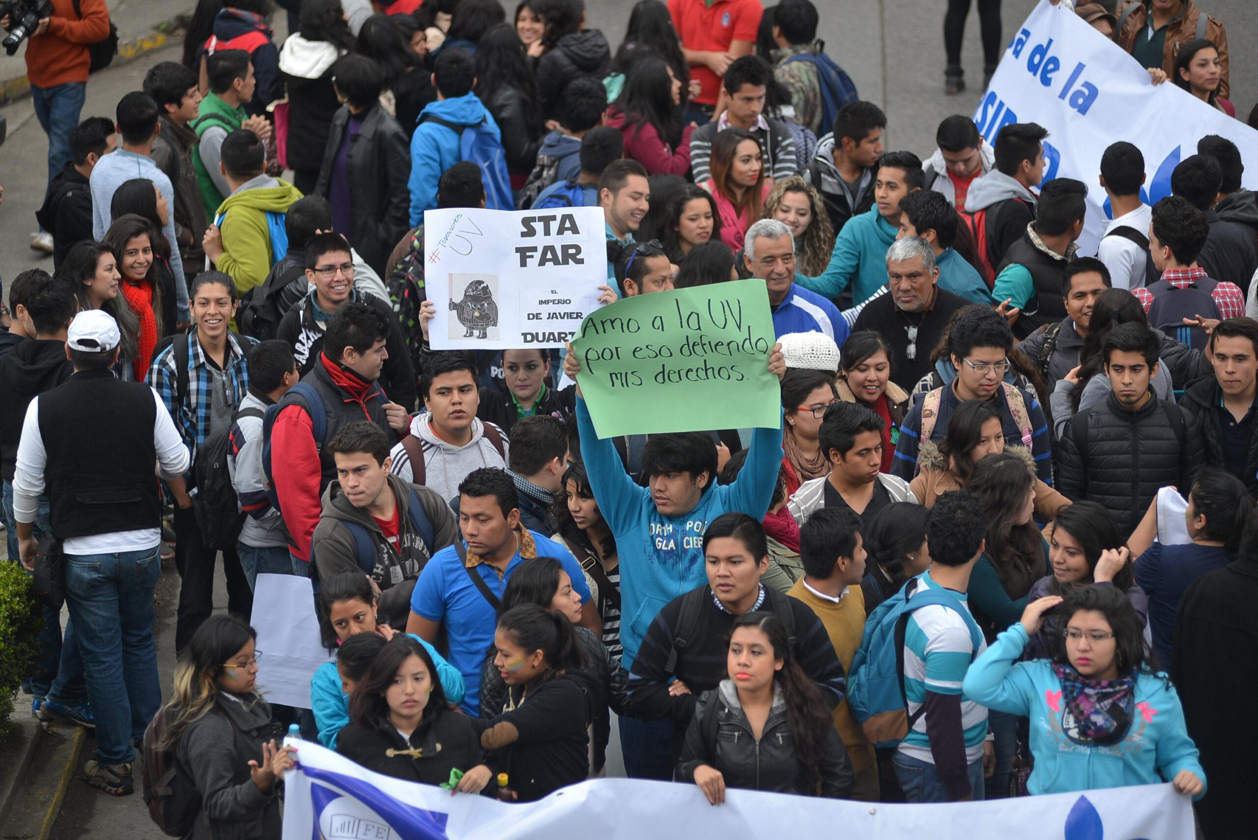 Miles de estudiantes exigen a Duarte pago y más recursos para la Universidad Veracruzana