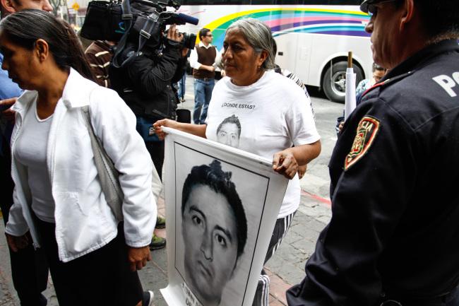 Padres de los normalistas de Ayotzinapa reinician el diálogo con el gobierno federal