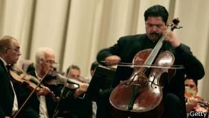 El chelista que desafía la violencia en Irak con música