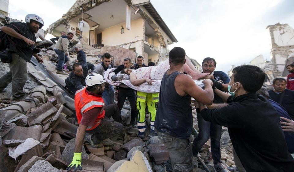 Sismo desaparece la mitad de un pueblo en Italia; al menos 159 muertos y decenas de desaparecidos