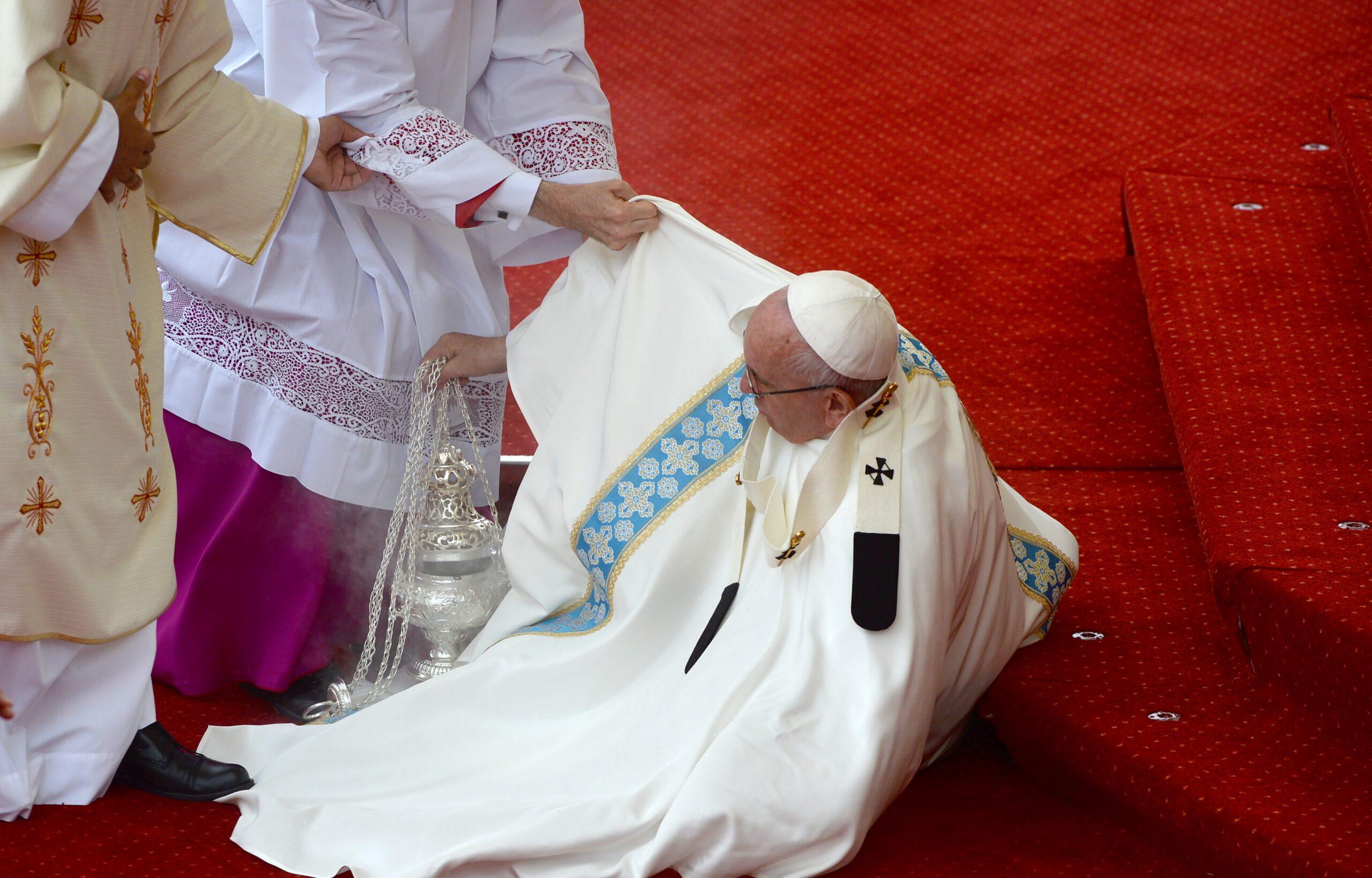 El papa Francisco sufre una caída durante una misa en Polonia