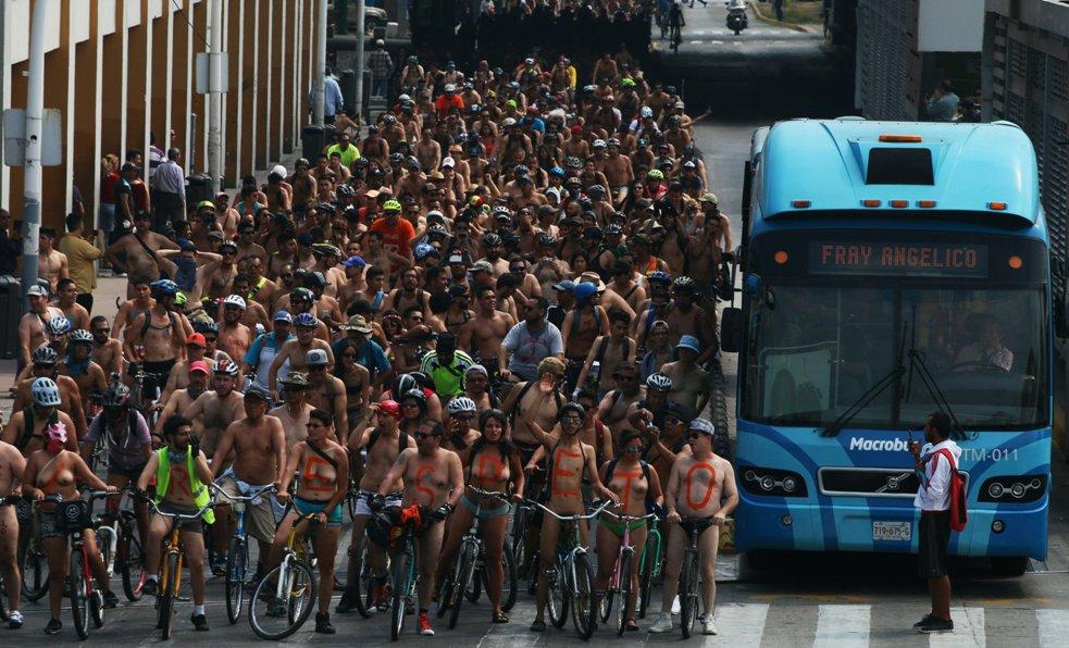 Ciclistas pedalean desnudos en México para pedir a automovilistas que les tengan respeto