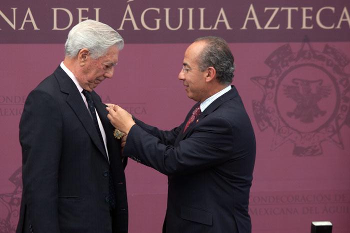 Otorgan Orden del Águila Azteca a Vargas Llosa