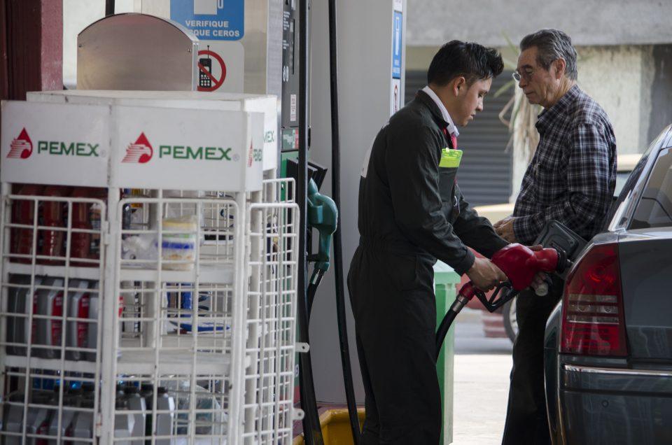 Precio de la gasolina subirá más de 10% en 2017, admite el director de Pemex