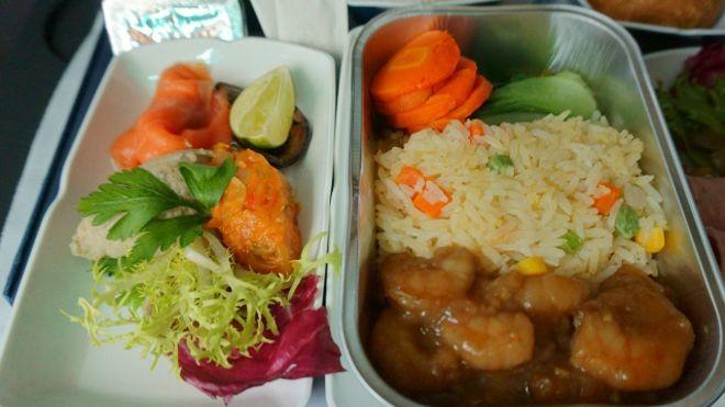¿Cuánto cuesta a las aerolíneas la comida que sirven en los aviones?