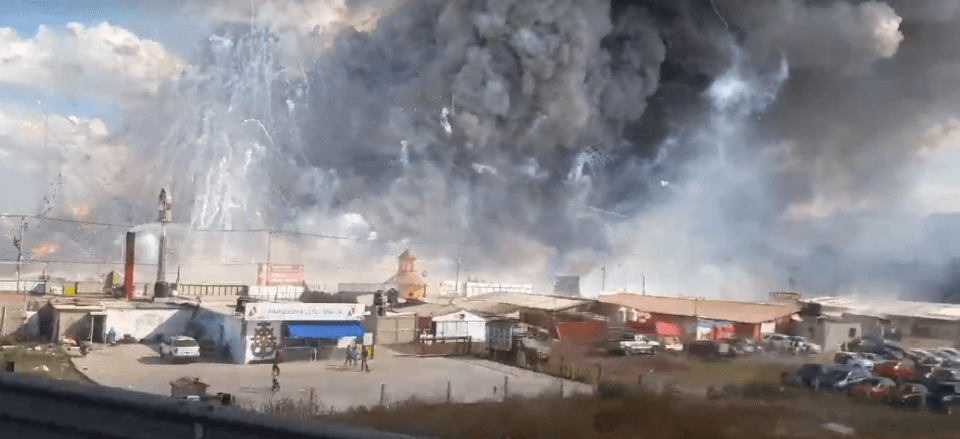 Explota el mercado de pirotecnia de Tultepec, el más seguro de AL; hay al menos 29 muertos