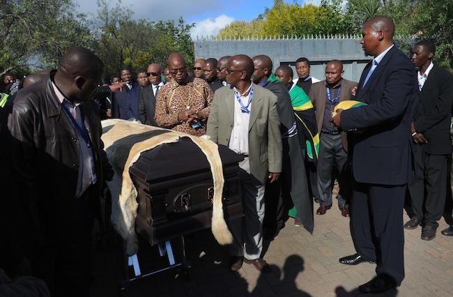 Cuerpo de Mandela arriba a su pueblo natal para entierro