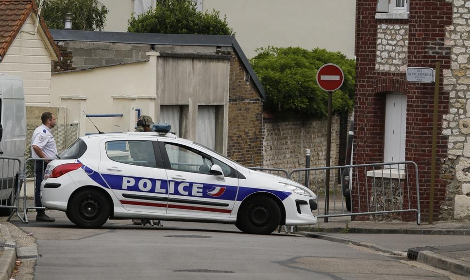 Matan a un sacerdote en una iglesia en Francia; el Estado Islámico se atribuye el ataque