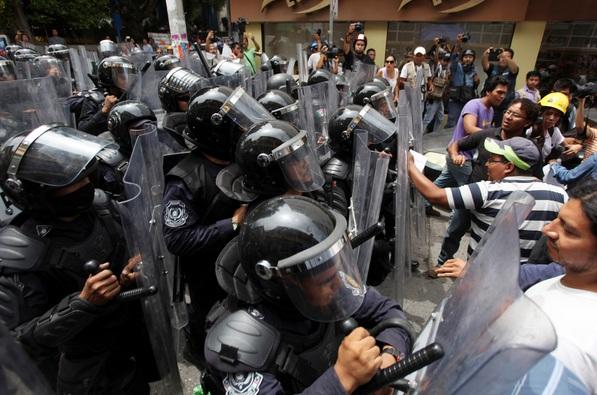 Maestros vandalizan sede del PRI y Congreso de Guerrero; se enfrentan con antimotines