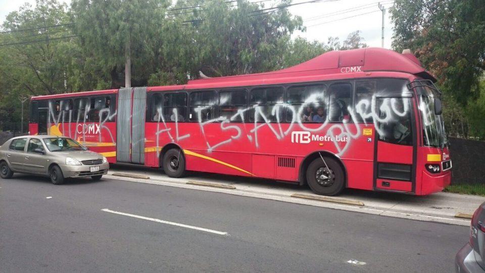 Manifestantes bloquean Insurgentes Sur y retienen un Metrobús por el caso Nochixtlán