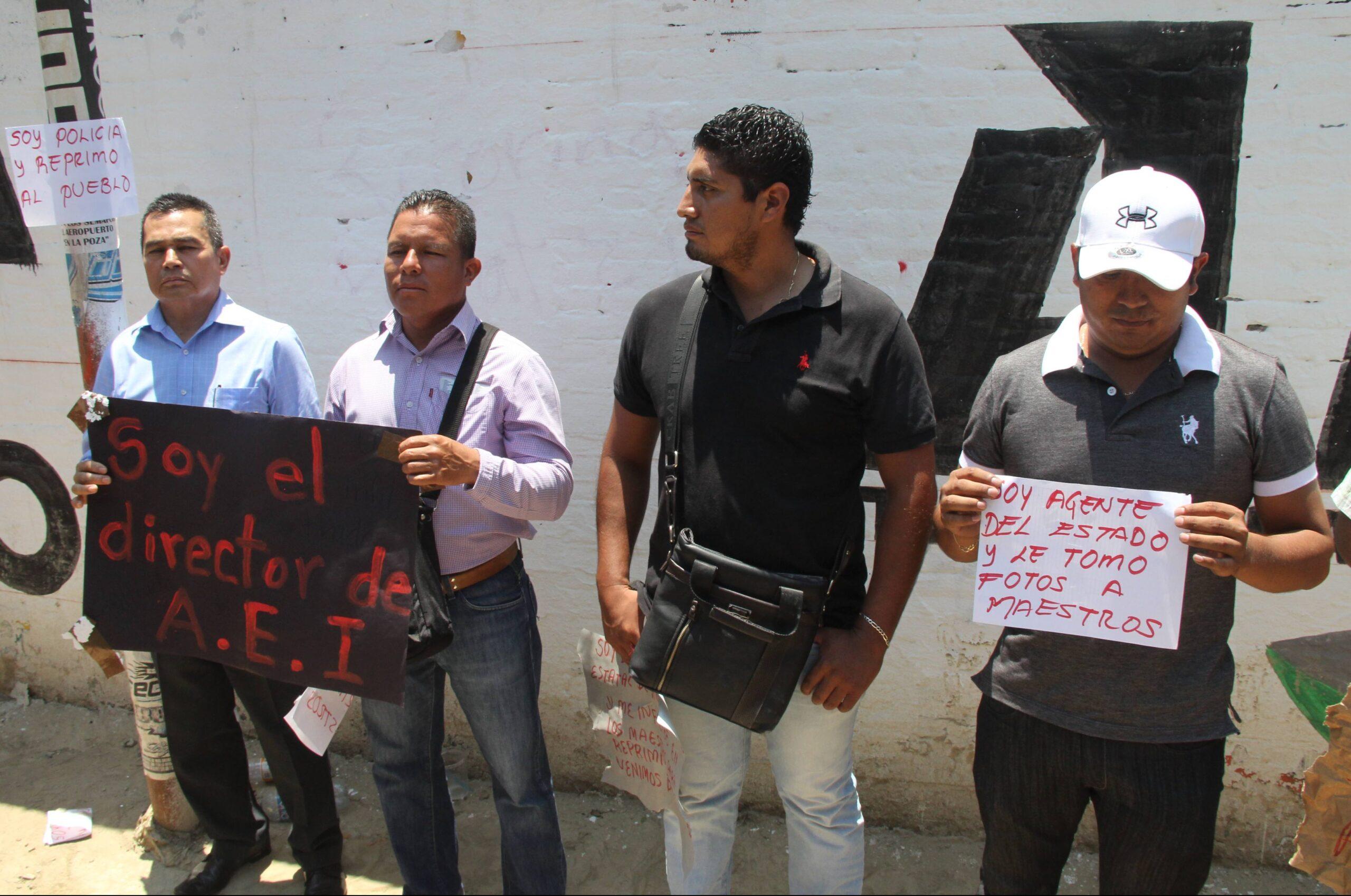 Maestros de la CNTE retienen a siete policías ministeriales en Oaxaca