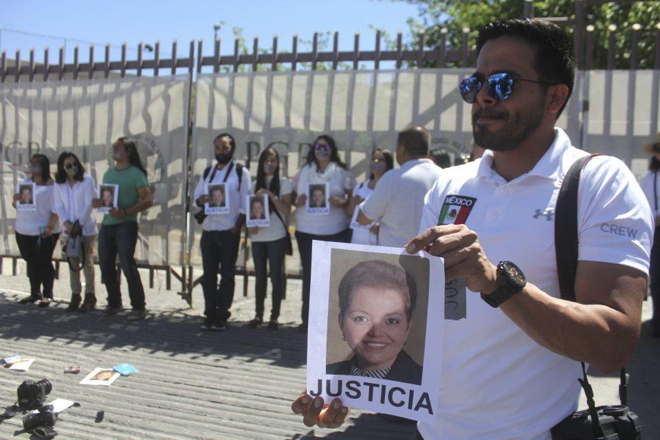 Hermanos de Miroslava Breach exigen esclarecer vínculos políticos y criminales en el asesinato de la periodista