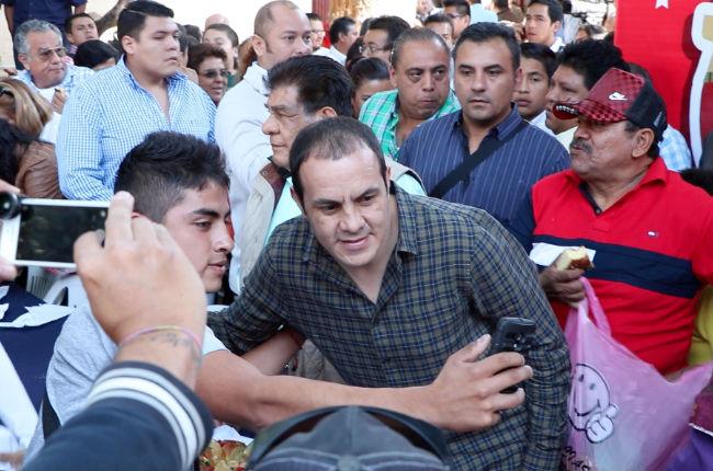 Autógrafos, ‘selfies’ y saludos: así es un día de Cuauhtémoc Blanco como alcalde