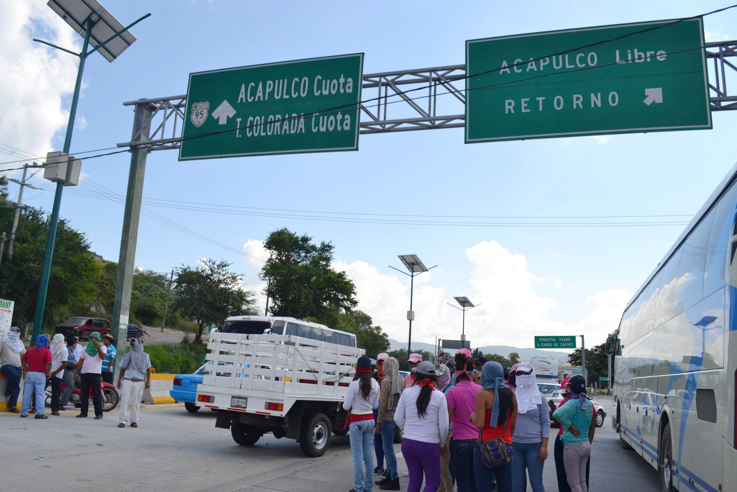 Normalistas bloquean autopista del Sol en Chilpancingo