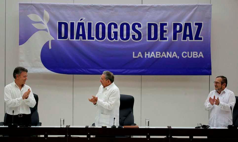 Santos y las FARC firman el acuerdo para terminar el conflicto armado en Colombia