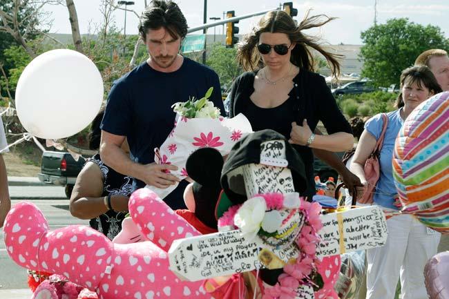 Christian Bale visita a víctimas de ataque en Denver