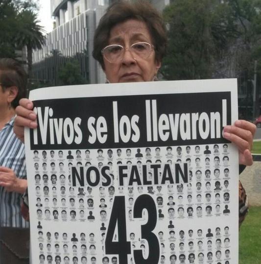 Padres de Ayotzinapa piden elección por usos y costumbres en Guerrero