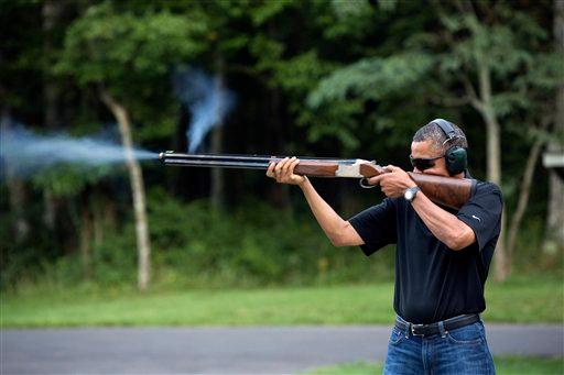 A días de discutir plan antiarmas, Obama aparece disparando