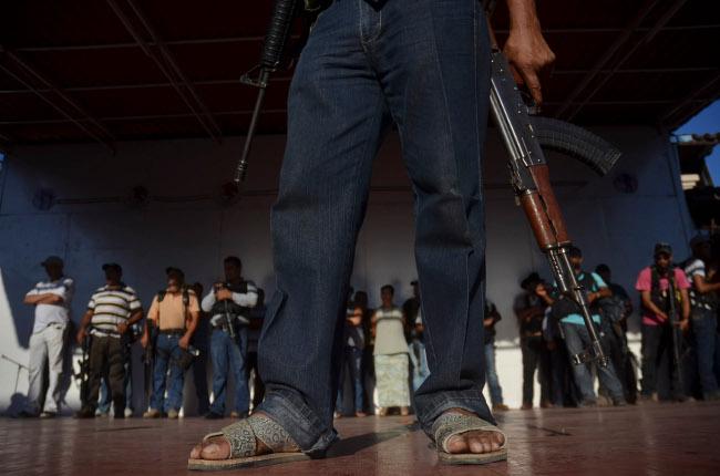 En ocho municipios de Michoacán las autodefensas siguen con armas a la vista