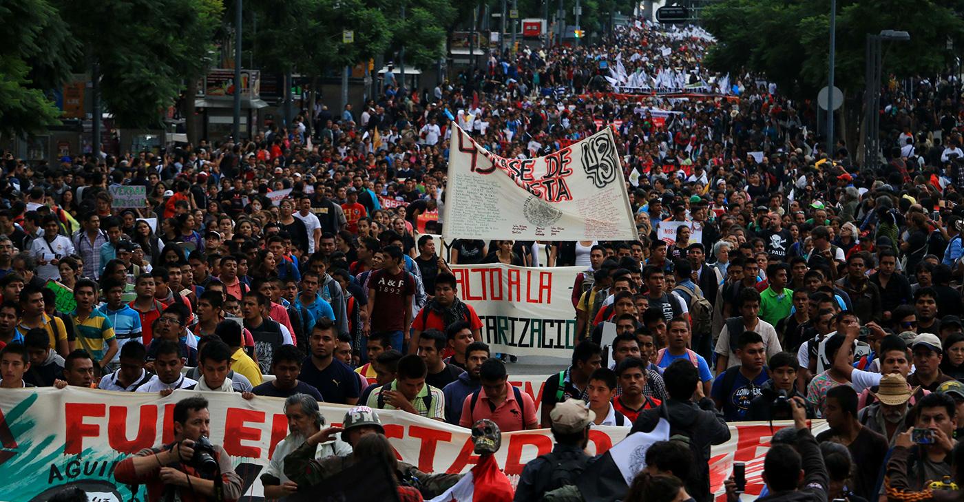 Marchan por el caso Ayotzinapa al cumplirse 2 años de la desaparición de los normalistas