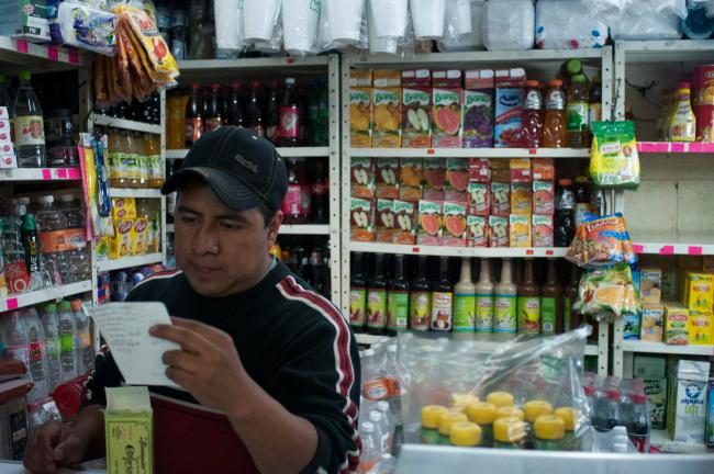 Mexicanos de bajos recursos, los que más han dejado de consumir bebidas azucaradas: estudio