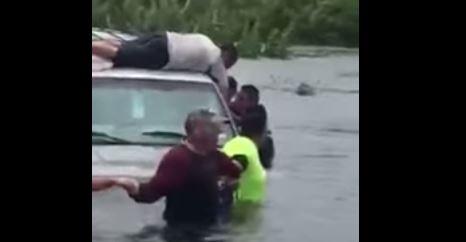 Forman cadena humana para salvar a hombre atrapado por inundación en Houston