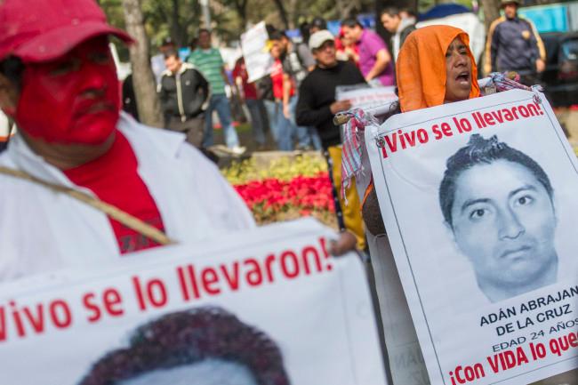 Familiares de los normalistas de Ayotzinapa reciben “rotundo no” para entrar a los cuarteles