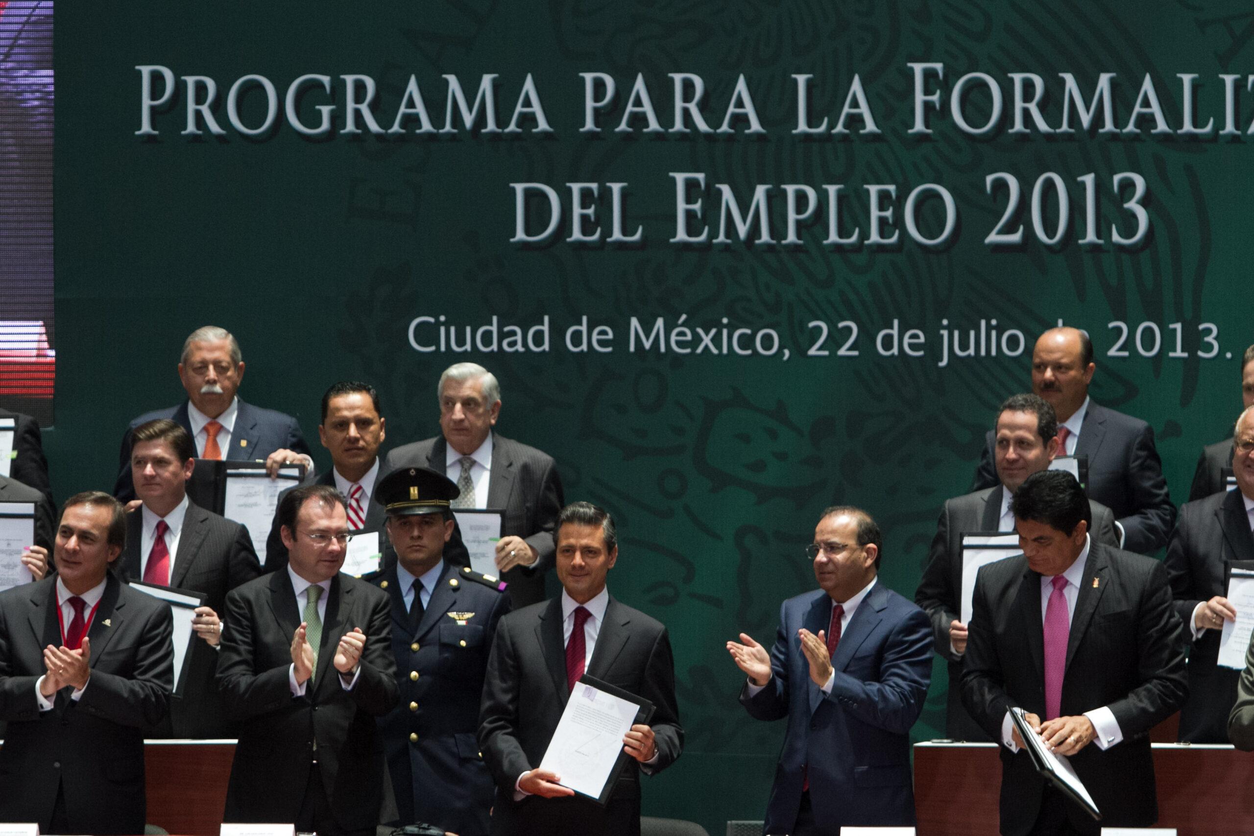 Apuesta Peña Nieto por formalizar 200 mil empleos en 2013