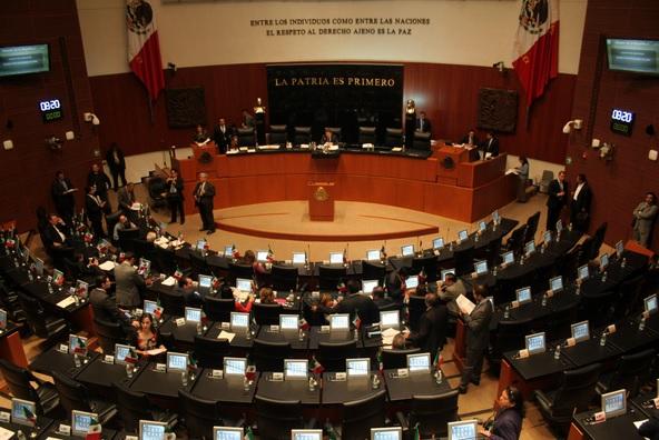 Peña entrega leyes secundarias de Telecom al Senado; legisladores y expertos las critican