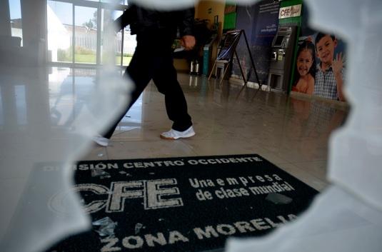 Detienen a 3 presuntos responsables de ataques a CFE en Michoacán
